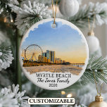 Personlig julgransprydnad från Myrtle Beach, South Keramik<br><div class="desc">Ett personligt resminne i form av en prydnad designad för att fira din oförglömliga resa. Oavsett om du reste för jobbet, njöt av en romantisk weekend eller deltog i ett utbytesprogram för studenter, så firar denna prydnad ett speciellt ögonblick som du alltid kommer att minnas och vilja komma ihåg i...</div>