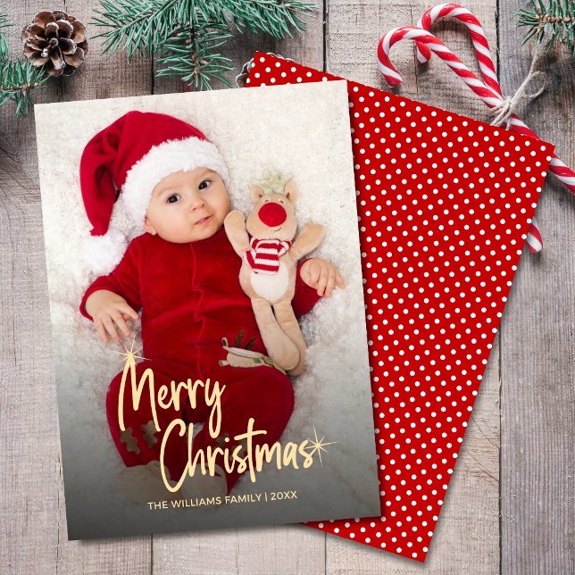 Personlig julhälsning med foto och script julkort (Merry Christmas photo overlay personalized script holiday card with gold script calligraphy.)