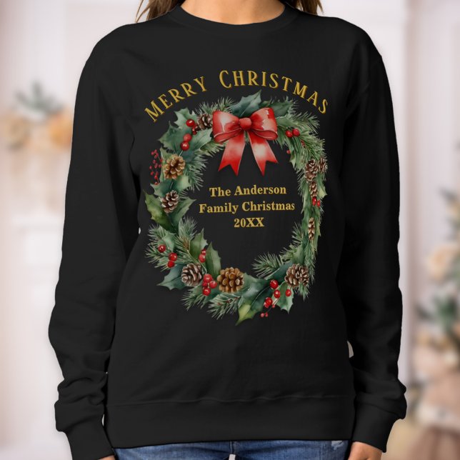 Personlig julkrans firande julen t shirt (A Christmas sweatshirt with rustic wreath of greenery, berries and red bow, and customizable text)
