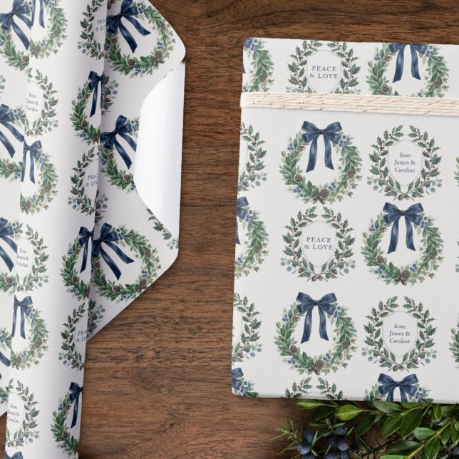 Personlig julkrans i gammaldags stil presentpapper (Personalized Crest & Wreath Gift Wrap from the Old Money Heritage Collection by Darling & May)