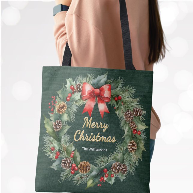 Personlig julkrans med röd slinga tygkasse (A festive green tote bag with faux gold "Merry Christmas" greeting, wreath surround and custom name)