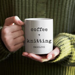 Personlig Kaffekortsnitter för redigerbar text Kaffemugg<br><div class="desc">För trikårer som behöver sitt kaffe för att stanna i kreativet är anpassadets kaffe mugg perfekten matchen! Med en roligt stickande citat kan mugg vara personlig med ditt namn och ett speciellt budskap, skapar det som en tankfull gåva till den stickande entusiasten i ditt liv. Oavsett om du tappar kaffe...</div>
