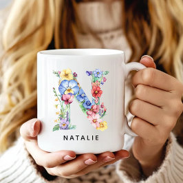 Personlig kaffemugg med blommig alfabet för brudtä