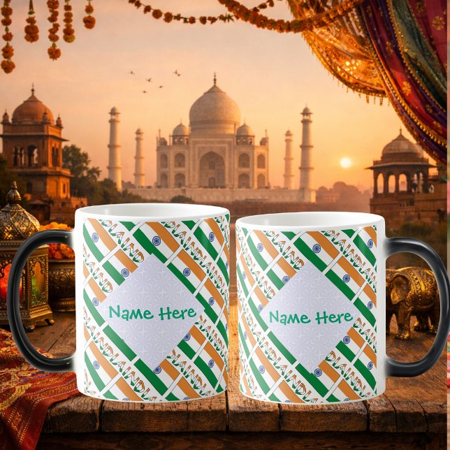 Personlig kakel med Indiens flagga Magisk Mugg (Personalized morph mugs with tiled Indian flag, INDIA below in flag colors. Name on white fractal.)