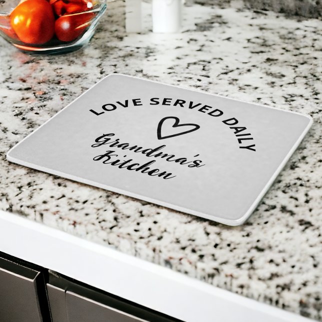 Personlig Kärlek serverad dagligen (Personalized Love Served Daily Cutting Board from Ricaso. Add your own text. perfect gift idea)