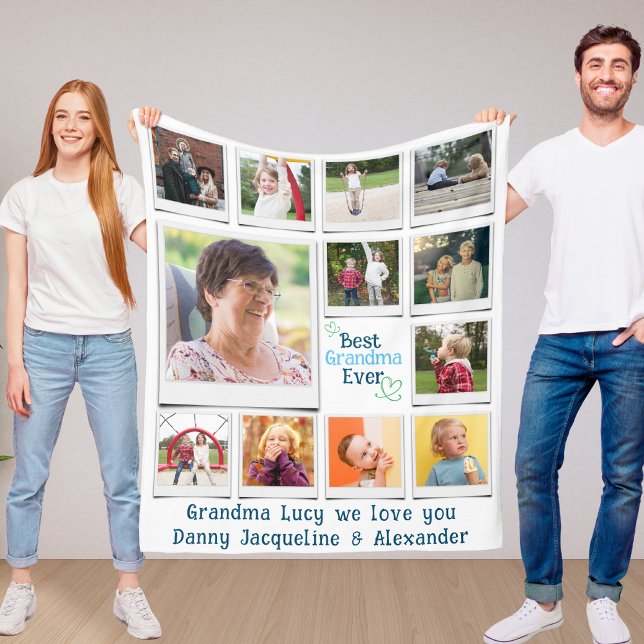 Personlig Kärlek You Grandma Photo Fleecefilt (Grandma photo collage blanket held up by two people)