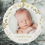 Personlig Keepsak Baby julfoto Julgransprydnad Keramik<br><div class="desc">Minneshögtidlighålla din baby ankomst med den här unika knapphändiga fotoprydnaden. Det är dekorerat med handmålat löv och bär från guld. Anpassade enkelt med ditt foto,  namn och datum. Ursprunglig vattenfärg © Michele Davies.</div>