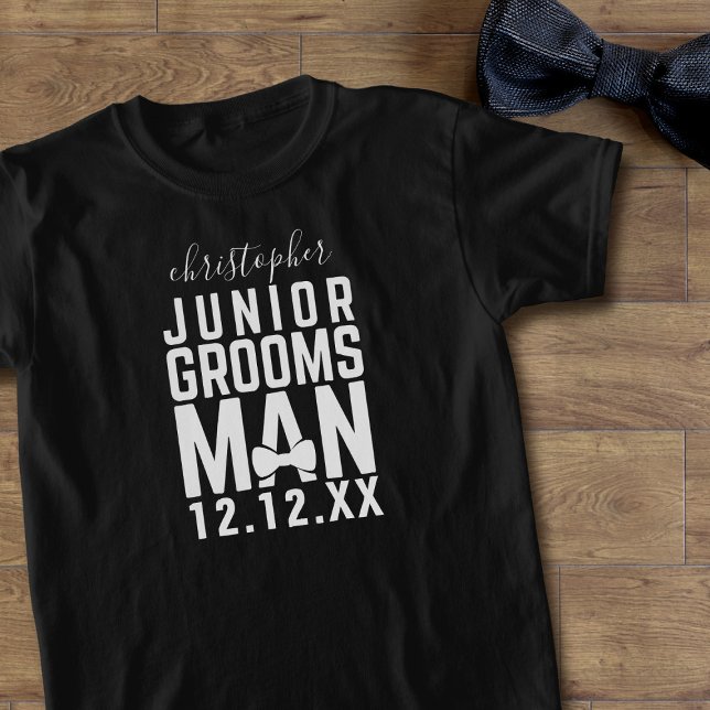 Personlig Kids Junior Groomsman Black T-Shirt (Just add a name and wedding date to this black and white Junior Groomsman t-shirt)