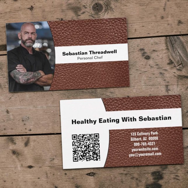 Personlig kock Anpassad bild Brun läder QR-kod Visitkort (Faux leather business card template with QR code.)