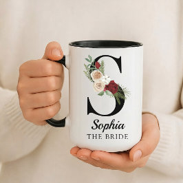 Personlig kopp med blommig alfabetpresent till bru