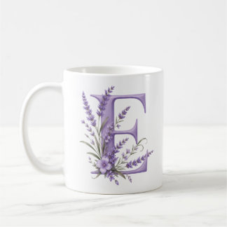 Personlig kopp med blommig bokstav E lavendel