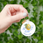 Personlig La Dolce Vita Keychain Nyckelring<br><div class="desc">Skapa en tankfull gåva till dina brudens sida- eller bachelorette-säckar med våra "La Dolce Vita"-tematiska nyckelkedjor. Varje nyckelkedja har en vacker vattenfärgscitrondesign med ett elegant-skript, perfekt för att fånga "det ljuvliga livets kärna". Anpassa nyckelkedjan med en namn eller din händelsenamn för att skapa en minnesvärd (och praktisk) nyckelroll utan att...</div>