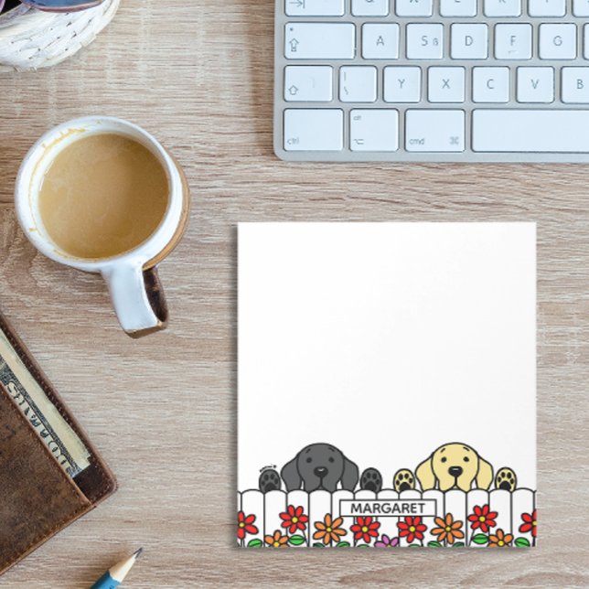 Personlig Labrador Duo tittar på Anteckningsblocke Anteckningsblock (Personalized Labrador Duo Watching You Design Notepad for Black Lab and Yellow Lab Owners.)