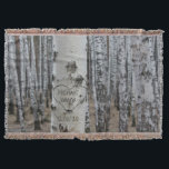 Personlig Land Rustic Carved Namn i hjärtat Filt<br><div class="desc">I personlig land är konsthjärvat hjärta ett tryckt fågelbark träd med ett hjärta som du kan anpassa genom att lägga till namn och under det kan du lägga till ditt bröllop-datum eller ett speciellt datum. Detta skulle vara en unik möhippa- eller jubileumsgåva. Klicka på "Anpassa den här mallen" om du...</div>
