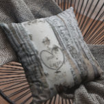 Personlig Land Rustiskt hjärta Kudde<br><div class="desc">Personlig land är en hjärtformad hjärtedesign på framsidan och baksidan med en tryckt fågelbark träd med ett hjärta som du kan anpassa genom att lägga till namn och under det kan du lägga till ditt bröllop-datum eller speciella datum. Detta skulle vara en unik möhippa- eller jubileumsgåva. Tack för att du...</div>