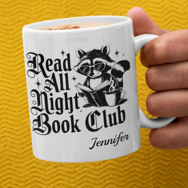 Personlig Läs Hela Natten Bokälskare Kaffemugg (White read all night book club mug with racoon)