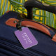 Personlig lavender lila resgodsagenummer bagagebricka (Front Insitu 1)