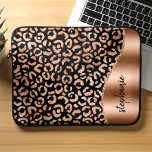 Personlig Leopard Spots Ro Guld Black Laptop Fodral<br><div class="desc">Den här konstruktionen har en mönster i den metalliska leopardpunkten i chic guld på en svart bakgrund till lämnat och en bild av folie i guld i ro på högerna i form av en våg som gränsar till ro i ro. Anpassa den med ditt namn eller monogram i ett svart,...</div>