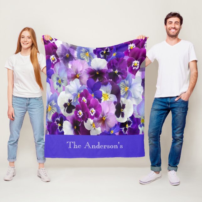 Personlig lila blå vit blommande penséblomma fleecefilt (På plats)