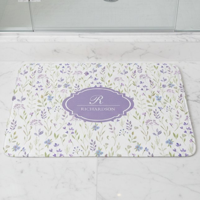 Personlig lila blomster monogram badrumsmatta (purple blue wildflower floral bathmat with custom monogram initial and family name)