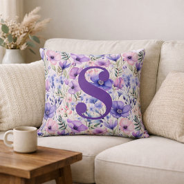 Personlig lila blomsterinitial kudde