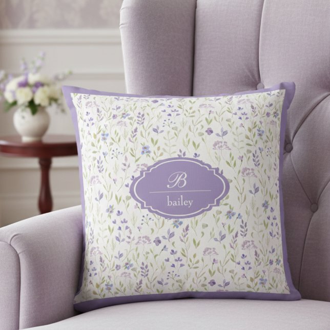 Personlig Lila Vildblomsmonogram Kudde (purple wildflower floral throw pillow with custom monogram initial and name in script typography)
