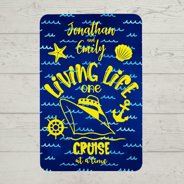 Personlig Living One Cruise at a Time Magn Magnet (Living life one cruise at a time.  Personalized cruise door magnet.)