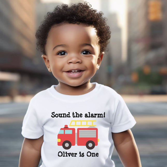 Personlig ljudlarm Brandbil 1-årsdag T Shirt (Personalized sound alarm Fire Truck 1st birthday Guest of Honor T-shirt)