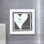 Personlig Love birds Light Blue Heart Magnet<br><div class="desc">Produktdesignen har två vita duvor som rostar ihop och ser upp mot ett ljusblått hjärta. Vita duvor är symboler för kärlek,  tur,  fred och välstånd. Den här enkla illustrationen gör en söt modern och unik magnet med personlig för bröllop,  årsdag eller något annat romantiskt tillfälle.</div>