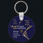 Personlig LYCKLIG HANUKKAH Nyckelring<br><div class="desc">Snyggt blue och guld personlig LYCKLIG HANUKKAH-nyckelkedjan att önska er familj och vänner en Lycklig Hanukkah. I designen visas text som säger LYCKLIG HANUKKAH i vit typografi i mitten, med PEACE, KÄRLEK & JOY i guld färgad typografi i ett hörn och även skriven i HEBREW i det andra hörnet. Detta...</div>
