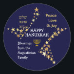 Personlig LYCKLIG HANUKKAH Runt Klistermärke<br><div class="desc">Snyggt blå och guld personlig HANUKKAH-klistermärken som önskar er familj och vänner en Lycklig Hanukkah. I designen visas text som säger LYCKLIG HANUKKAH i vit typografi i mitten, med PEACE, KÄRLEK & JOY i guld färgad typografi i ett hörn och även skriven i HEBREW i det andra hörnet. Detta ställs...</div>