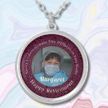 Personlig Lycklig Nurse Pension-gåvor Silverpläterat Halsband<br><div class="desc">Vår Personlig, Lycklig Nurse Pension, presenterar Silver i det förlagda Necklace är ett vackert och känsligt presentalternativ för pensionerade sjuksköterskor. Detta är designat för att hedra deras år av hårt arbete och hängivenhet. Den innehåller ett foto och du kan anpassa texten. Nackklatset är en påminnelse om hur de påverkar patienternas...</div>
