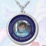 Personlig Lycklig Nurse Pension ger blått Silverpläterat Halsband<br><div class="desc">Vår Personlig, Lycklig Nurse Pension, presenterar Silver i det förlagda Necklace är ett vackert och känsligt presentalternativ för pensionerade sjuksköterskor. Detta är designat för att hedra deras år av hårt arbete och hängivenhet. Den innehåller ett foto och du kan anpassa texten. Nackklatset är en påminnelse om hur de påverkar patienternas...</div>