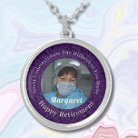 Personlig Lycklig Nurse Pension ger våld Silverpläterat Halsband<br><div class="desc">Vår Personlig, Lycklig Nurse Pension, presenterar Silver i det förlagda Necklace är ett vackert och känsligt presentalternativ för pensionerade sjuksköterskor. Detta är designat för att hedra deras år av hårt arbete och hängivenhet. Den innehåller ett foto och du kan anpassa texten. Nackklatset är en påminnelse om hur de påverkar patienternas...</div>