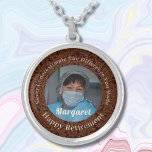 Personlig Lycklig Nurse Pension Gifts Brown Silverpläterat Halsband<br><div class="desc">Vår Personlig, Lycklig Nurse Pension, presenterar Silver i det förlagda Necklace är ett vackert och känsligt presentalternativ för pensionerade sjuksköterskor. Detta är designat för att hedra deras år av hårt arbete och hängivenhet. Den innehåller ett foto och du kan anpassa texten. Nackklatset är en påminnelse om hur de påverkar patienternas...</div>