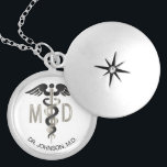 Personlig - M.D. Medicinsk symbol Caduceus Berlockhalsband<br><div class="desc">Personlig M.D. Medical Symbol Caduceus Necklace redo för att du ska kunna anpassa dig. Obs! Alla mallområden behöver inte ändras. 📌 Om du behöver anpassa ytterligare klickar du på knappen "Klicka för att anpassa ytterligare" eller "Anpassa eller redigera design"och användor verktyg för att ändra storlek, rotera, ändra text färg, lägga...</div>