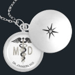 Personlig - M.D. Medicinsk symbol Caduceus Berlockhalsband<br><div class="desc">Personlig M.D. Medical Symbol Caduceus Necklace redo för att du ska kunna anpassa dig. Obs! Alla mallområden behöver inte ändras. 📌 Om du behöver anpassa ytterligare klickar du på knappen "Klicka för att anpassa ytterligare" eller "Anpassa eller redigera design"och användor verktyg för att ändra storlek, rotera, ändra text färg, lägga...</div>