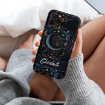 Personlig Magic Celestial Sol Måne Stars<br><div class="desc">Tittar du för telefonväskan till perfektens personlig? Se bara på den magiska kelestialen Sol Måne Stars iphone case! Fodral är gjort för att passa din iPhone 13 Pro Max eller någon annan iPhone-modell. Det här vackra och unika telefonfodralet är perfekt för alla fläkt i stjärnorna och himmelska kropparna. Den har...</div>