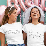 Personlig Maid of honor Gift Ideas T Shirt<br><div class="desc">Tittar för perfekten att visa Maid of honor hur mycket hon elak till dig? Utforska vår samling av personlig Maid of honor-gåvor, som endast finns på Zazzle! Oavsett om hon har varit din förtrogna, din supporter eller din höger-hand-kvinna under hela resan till Aisle, kommer de här tankfulla gåvorna säkert att...</div>