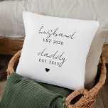 Personlig Make & pappa EST | Anpassningsbar Gift Kudde<br><div class="desc">Härda hans milstolpar med denna elegant, anpassningsbar dekorativ kudde - perfektens hyllning till hans resa från make till far. Med snyggten typsnitt och personlig EST-år ger den här nyckelsaken kärlek och betydelse till vilket hem som helst. Vare sig det är till Far Dag, ett tillkännagivande i baby, eller bara för...</div>