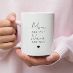 Personlig Mamma Nana EST År Mugg | Minimalistisk Jumbo Mugg<br><div class="desc">Fira de speciella kvinnorna i ditt liv med eleganten Personlig Mamma och Nana EST Year Mugg. Mugg har en modern minimalistisk utformning med snyggtens kalligrafi och är perfekten för att tillkännage en ny nana eller för att hedra arvet från mamma. Anpassa årtalet för att spegla viktiga milstolpar - gör en...</div>
