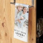 Personlig Mamma Photo Collage Kökshandduk<br><div class="desc">Personlig Best Mamma någonsin 7-Photo Collage Kitchen Towel. Den här kökshandduken i anpassningsbarna är en söt och praktisk gåva till Mamma som blandar vardagsfunktioner med personliga minnen. Utformningen har en 7-fotosamlingslayout, perfekt för att visa favoritstunder med ett rent och modernt utseende. "Bästa Mamma någonsin" visas i fet serif typsnitt över...</div>