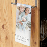 Personlig Mamma Photo Mor Kökshandduk<br><div class="desc">Personlig Best Mamma 7-Photo Collage Kitchen Towel. Den här kökshandduken i anpassningsbarna är en tankfull och praktisk gåva till Mamma som kombinerar funktion med favoritfamiljeminnen. Utformningen har en 7-fotosamlingslayout, perfekt för att fånga upp och visa speciella ögonblick på ett rent, modernt sätt. "Bästa Mamma" skrivs ut i grått serif-text över...</div>
