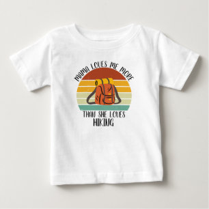 PERSONLIG Mammor Älskar Mig Mer Än Hon Älskar Att T Shirt