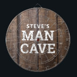 Personlig Man Cave Rustic Wood Land Darttavla<br><div class="desc">Överst från din mans spelrum med Personligen Man Cave Rustic Wood Land Dart Board. Det är designat med hans namn följt av "människogrotta" i stora,  feta,  vita bokstäver. Bakgrunden är brunfaux-träets utseende. KLICKA PÅ ALTERNATIVET PERSONALISERA MALL OCH ANGE NAMN.</div>