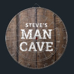 Personlig Man Cave Rustic Wood Land Darttavla<br><div class="desc">Överst från din mans spelrum med Personligen Man Cave Rustic Wood Land Dart Board. Det är designat med hans namn följt av "människogrotta" i stora,  feta,  vita bokstäver. Bakgrunden är brunfaux-träets utseende. KLICKA PÅ ALTERNATIVET PERSONALISERA MALL OCH ANGE NAMN.</div>