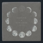 Personlig månfas Svart Kosmisk Bröllopsdatum Stenunderlägg<br><div class="desc">Fira kärlek som är skriven i stjärnorna med denna fantastiska månfas-stenunderlägg. Arrangerad i en perfekt måncirkel,  designen framhäver varje månfas och inramar vackert anpassade namn och ett datum i mitten. Det är den perfekta kosmiska touchen för bröllop,  årsdagar eller astrologi-entusiaster som uppskattar stämningsfull,  minimalistisk dekoration.</div>