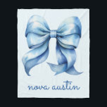 Personlig med blått trendig med Monogram Namn Fleecefilt<br><div class="desc">Sätt dig i komfort och stil med Trendiget Blue Bow Personlig med Namn Monogram Fleece Blanket. Den här chicen har en charmerande coquette-butik som tillför en elegans till alla daghem eller sovrum. Perfekten för en nyfödd baby-gåva eller en speciell baby namn avslöjar, denna filt ger en tankfull och minnesvärd present....</div>