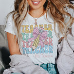 Personlig med Namn Rosa Bow Lärares Anpassningsbar T Shirt<br><div class="desc">Öka din lärarinna med vår Personlig med Namn Rosa Bow Lärarens Anpassningsbar T-Shirt, en symbol för stil och hängivenhet. Med den här garantin blandas klassiskt sofistikerad med ett pekdon av stollig, med en charmig rosa-buskdesign som tillför en reflekterande videokassett. Vare sig du är en säsongsutbildare eller påbörjar en ny undervisningsresa...</div>