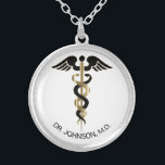 Personlig Medicinsk symbol Caduceus - Guld Silverpläterat Halsband<br><div class="desc">Personlig Mediccal Symbol Caduceus Necklace redo för att du ska kunna anpassa dig. Obs! Alla mallområden behöver inte ändras. 📌 Om du behöver anpassa ytterligare klickar du på knappen "Klicka för att anpassa ytterligare" eller "Anpassa eller redigera design"och användor verktyg för att ändra storlek, rotera, ändra text färg, lägga till...</div>